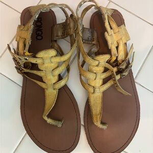 BONGO women’s yellow Strappy Sandals travel size 7 party cute shoes flip flops
